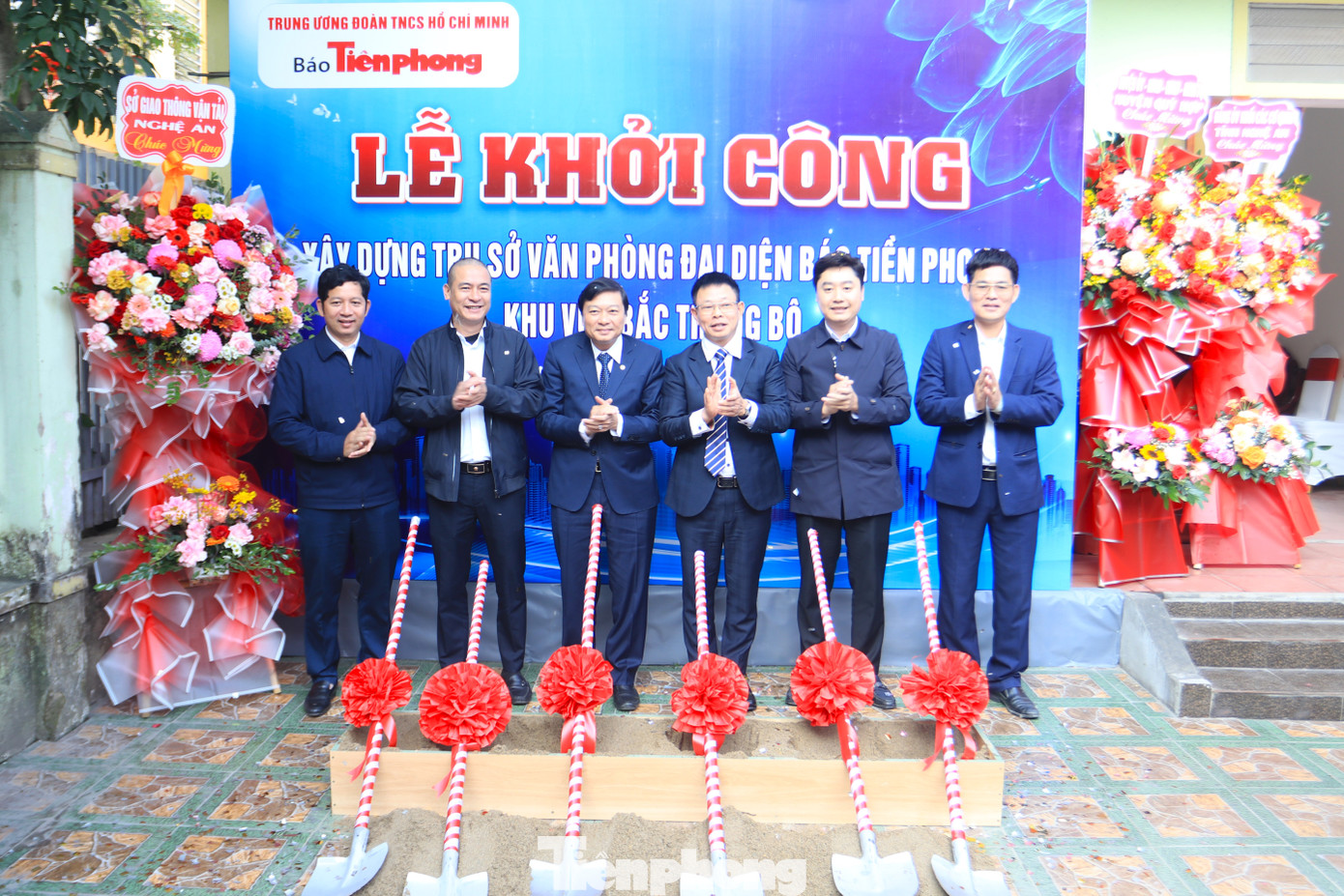 Các đại biểu thực hiện nghi thức khởi công