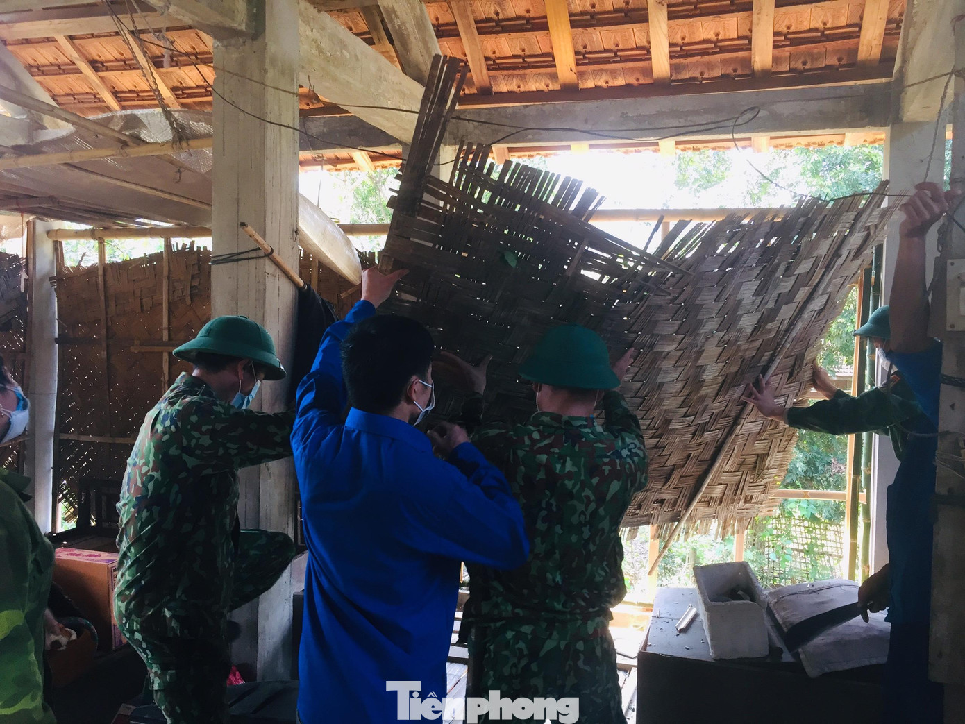 Chị Lô Thùy Linh - Bí thư Đoàn xã Tam Quang cho biết, sau khi có thông tin về trận lốc xoáy kèm mưa đá xảy ra tại một số bản như Bãi Sở, Làng Mỏ, Khe Bố...., cùng với huy động thanh niên tại chỗ triển khai công tác khắc phục ban đầu, đơn vị phối hợp với lực lượng dân quân và bộ đội biên phòng đóng chân trên địa bàn tổ chức chương trình giúp dân khắc phục sau thiên tai.