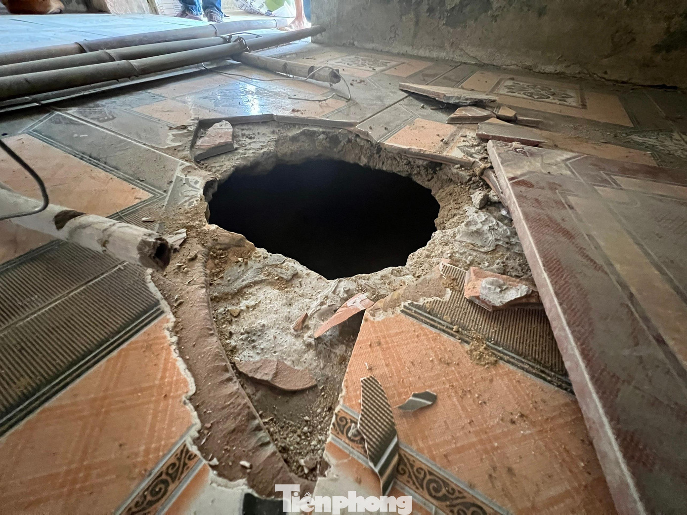 Sau tiếng động mạnh, gạch nền nhà bung rồi tụt xuống hố sâu