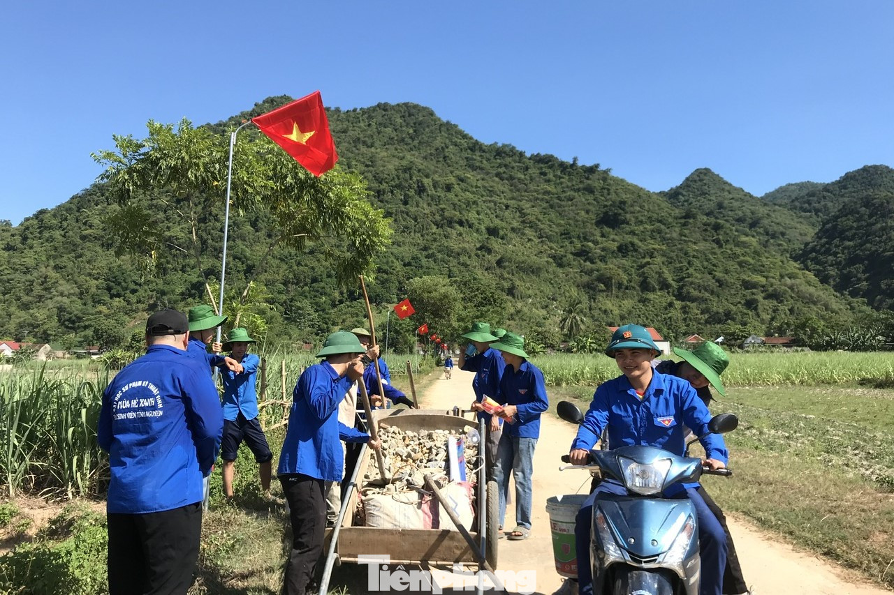 Sáng sớm, đội sinh viên tình nguyện Trường Đại học Sư phạm kỹ thuật Vinh cùng đoàn viên, thanh niên xã Tiên Kỳ, huyện Tân Kỳ, Nghệ An đã thu thập các vật liệu và dụng cụ cần thiết để xây dựng cột cờ tại bản Hiện, xã Tiên Kỳ. Cả nhóm đã đo đạc vị trí và đào móng để chôn cọc cho cột cờ.