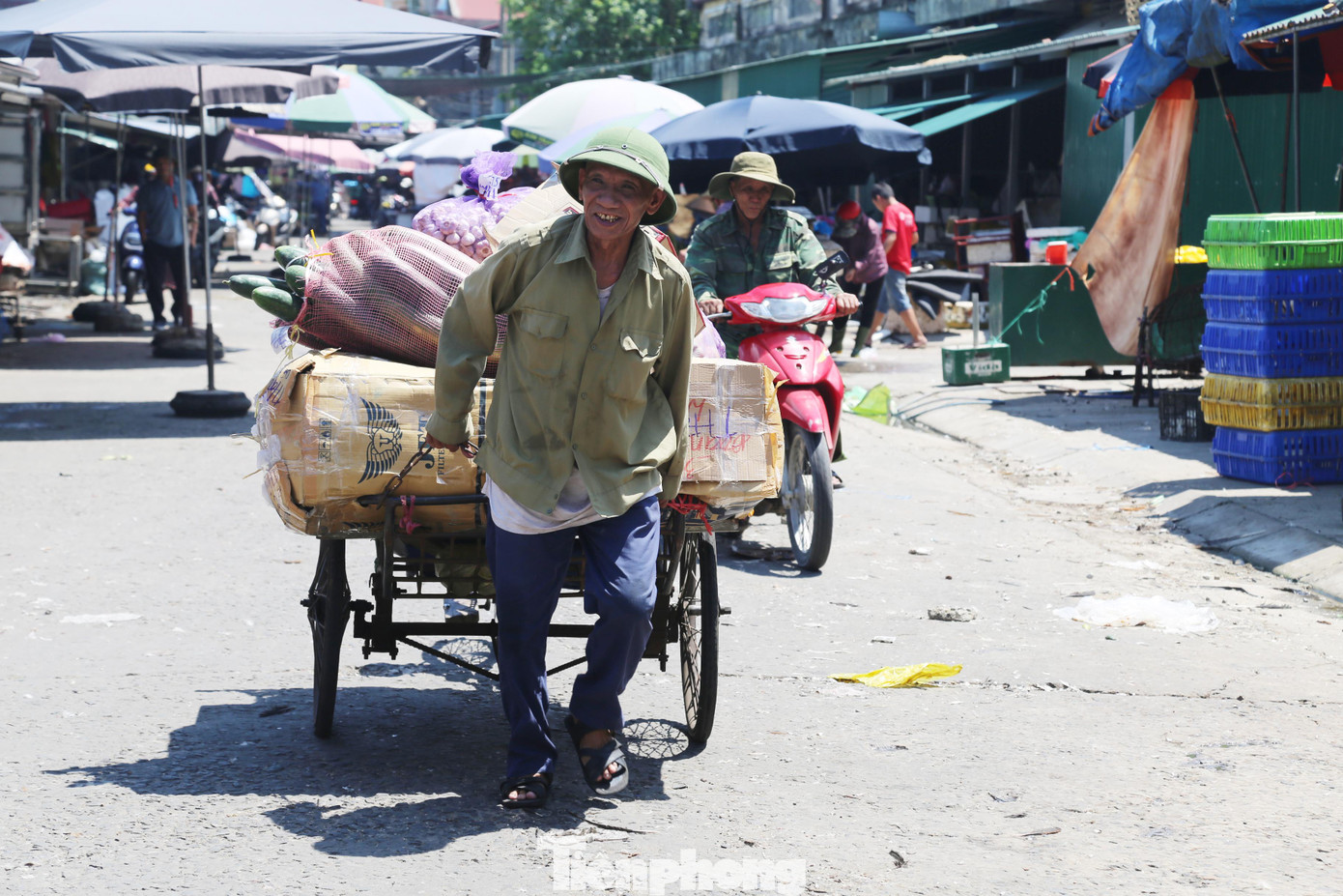 Ông Trần Văn Thiên, kéo xe chở hàng thuê tại chợ Vinh cho biết, tiền công từ 50.000 - 100.000 đồng/chuyến tùy vào khoảng cách vận chuyển. “Trời nắng nóng nhưng vẫn phải làm việc vì sinh kế hàng ngày. Biết là nắng nóng rất vất vả nhưng cũng không còn cách nào khác”, ông Thiên chia sẻ.
