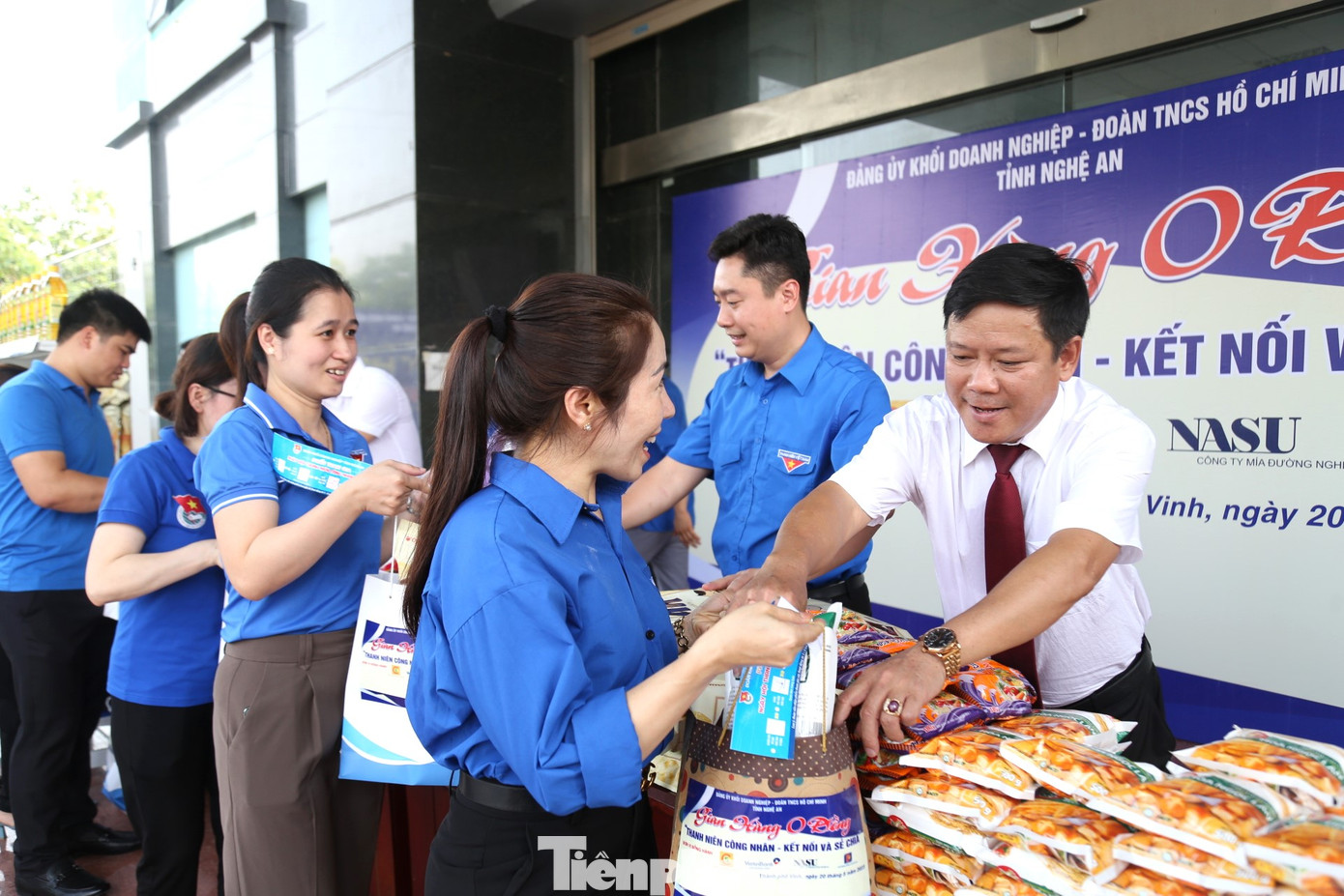 Ông Trần Quang Hòa - Phó Bí thư thường trực Đảng ủy khối Doanh nghiệp tỉnh Nghệ An tặng quà cho thanh niên công nhân.