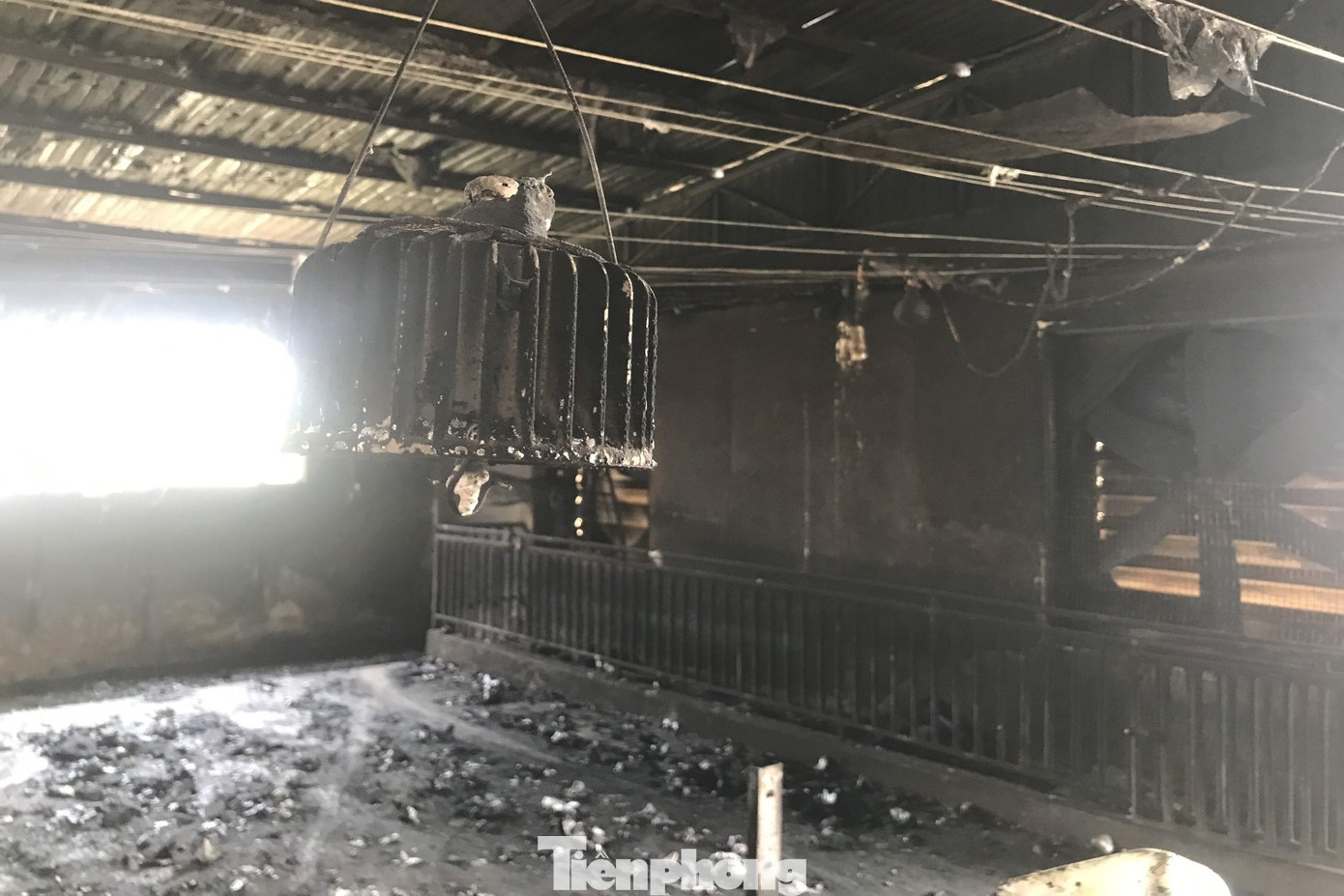 Trước đó, vào tối 14/12, gia đình ông Thịnh nhận được điện thoại của công nhân làm việc tại trang trại lợn của gia đình báo ở đây xảy ra vụ cháy. Khi tới nơi thì phát hiện số lượng lớn lợn đã chết cháy và ngạt khói, cả trang trại chỉ sót lại vài chục con. Trong đêm xảy ra hỏa hoạn, bà con làng xóm đã đến động viên, giúp gia đình khắc phục sự cố.