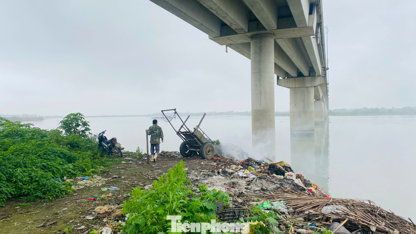 Người dân “vô tư” đổ rác xuống lòng sông Lam. Người dân “vô tư” đổ rác xuống lòng sông Lam.