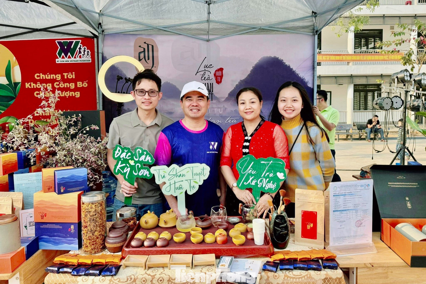 Đào Quang Vũ (ngoài cùng bên trái) tham gia các chương trình để giới thiệu, quảng bá sản phẩm.