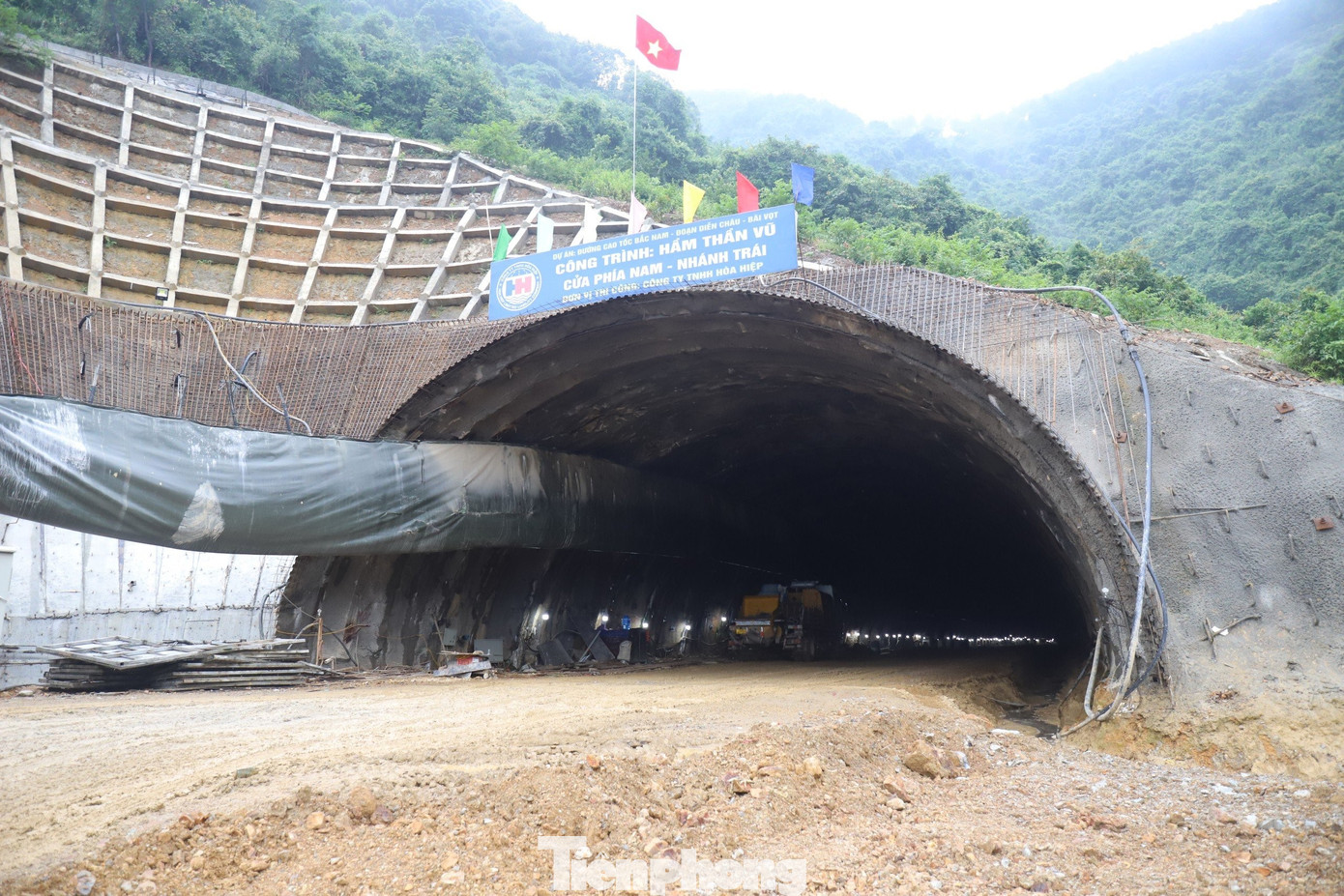 Song song với hầm bên phải, hầm trái Thần Vũ dài 1.087 m thời điểm này đang thi công đào
