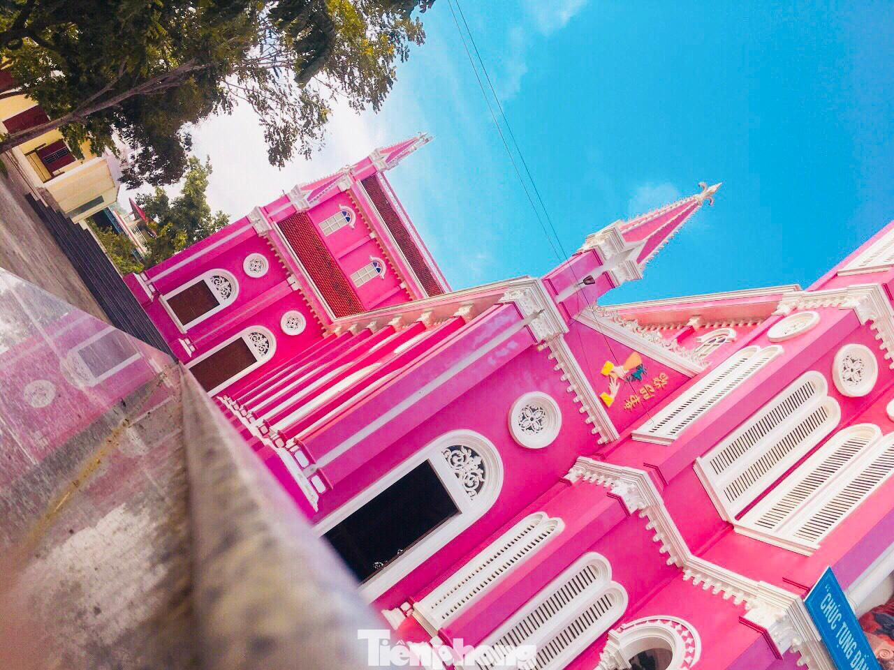 Nét hiện đại của màu hồng như thổi làn gió tươi mới vào công trình cổ kính. Nét hiện đại của màu hồng như thổi làn gió tươi mới vào công trình cổ kính.