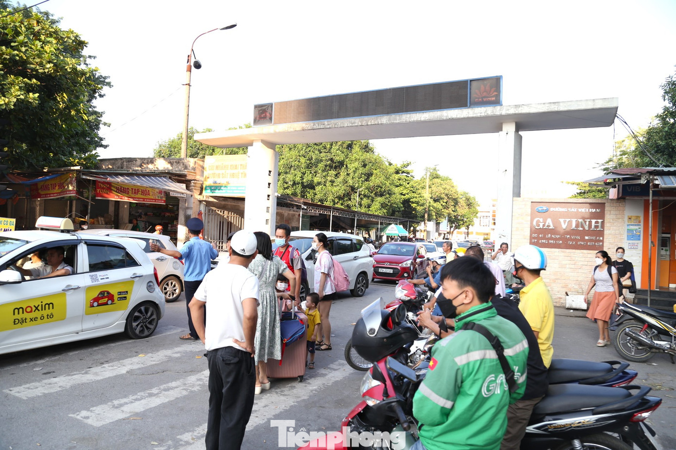 Phía trước ga Vinh tấp nập người, phương tiện sáng 1/9. Nhân viên ga Vinh được bố trí phân luồng, đảm bảo giao thông.
