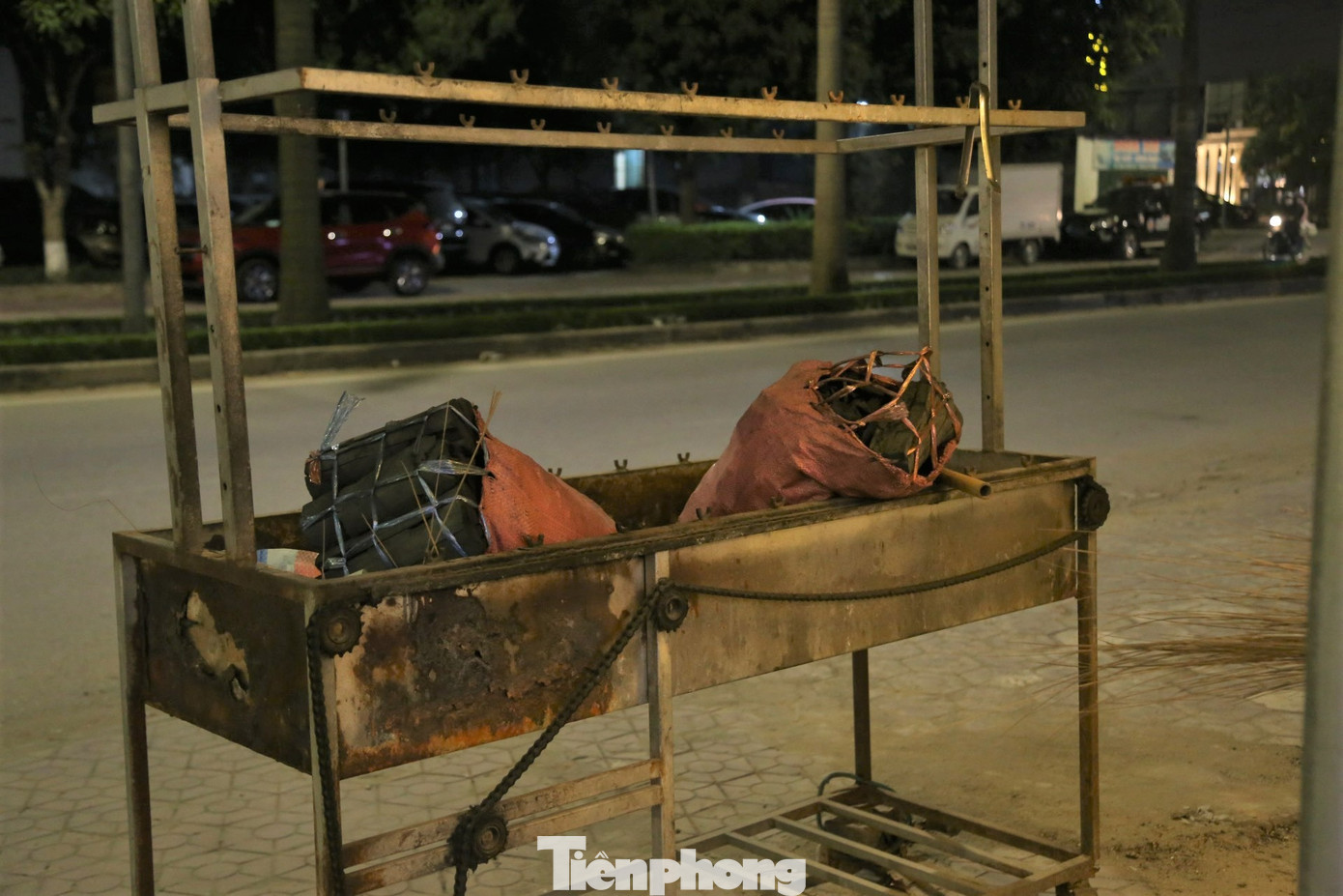 Chiếc bếp nướng cũng đã nhiều ngày chưa đỏ lửa