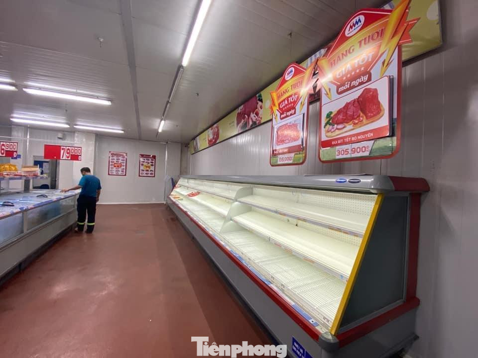 Lượng người tại siêu thị Big C Vinh đông gấp 4 lần so với một ngày trước. Chỉ sau một thời gian ngắn, toàn bộ đồ tươi sống ở siêu thị BigC Vinh đã hết sạch. Tại các khu vực bán đồ khô, vẫn rất đông khách hàng mua sắm.