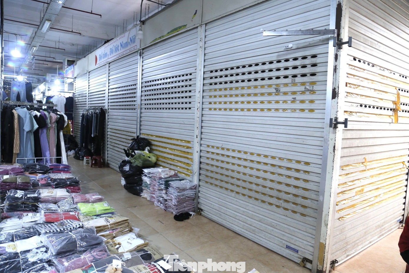 Nhiều ki-ốt ở tầng 2 chợ Vinh “cửa đóng then cài”. Các tiểu thương cho biết, một số đang chuẩn bị bán ki-ốt để chuyển công việc khác, một số do lượng bán ra không đáng kể nên không mở cửa. Nhiều ki-ốt ở tầng 2 chợ Vinh “cửa đóng then cài”. Các tiểu thương cho biết, một số đang chuẩn bị bán ki-ốt để chuyển công việc khác, một số do lượng bán ra không đáng kể nên không mở cửa.