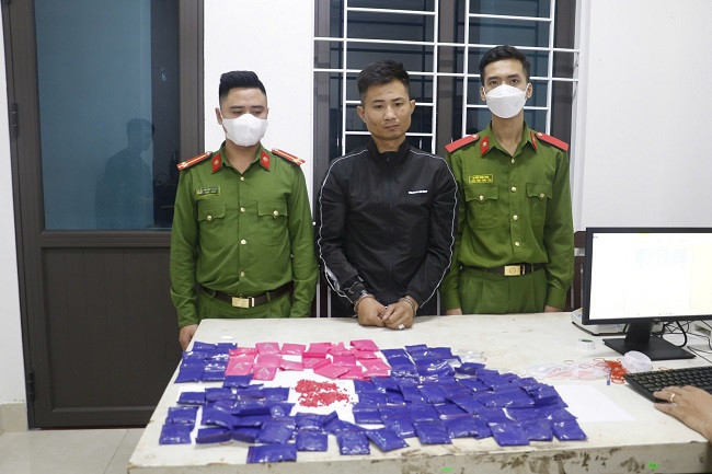 Đối tượng Trần Thế Hùng cùng tang vật