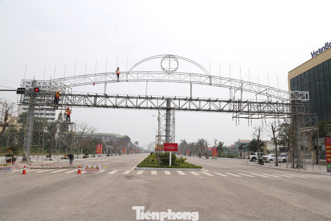 Ghi nhận tại thị xã Cửa Lò (Nghệ An) ngày 1/3, không khí thi công khẩn trương các hạng mục chỉnh trang đô thị. Các ki ốt, khách sạn, nhà hàng tập trung sửa chữa, nâng cấp, chỉnh trang đầu tư hệ thống đèn chiếu sáng, đèn quảng cáo led, chuẩn bị các điều kiện hoạt động kinh doanh. Công tác chăm sóc cây xanh đô thị, môi trường,... được quan tâm chú trọng.