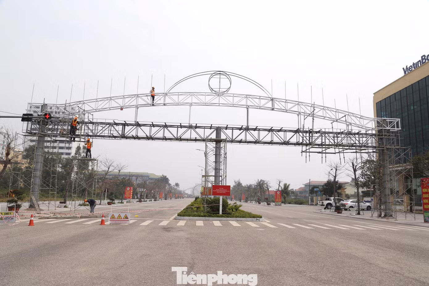Ghi nhận tại thị xã Cửa Lò (Nghệ An) ngày 1/3, không khí thi công khẩn trương các hạng mục chỉnh trang đô thị. Các ki ốt, khách sạn, nhà hàng tập trung sửa chữa, nâng cấp, chỉnh trang đầu tư hệ thống đèn chiếu sáng, đèn quảng cáo led, chuẩn bị các điều kiện hoạt động kinh doanh. Công tác chăm sóc cây xanh đô thị, môi trường,... được quan tâm chú trọng.