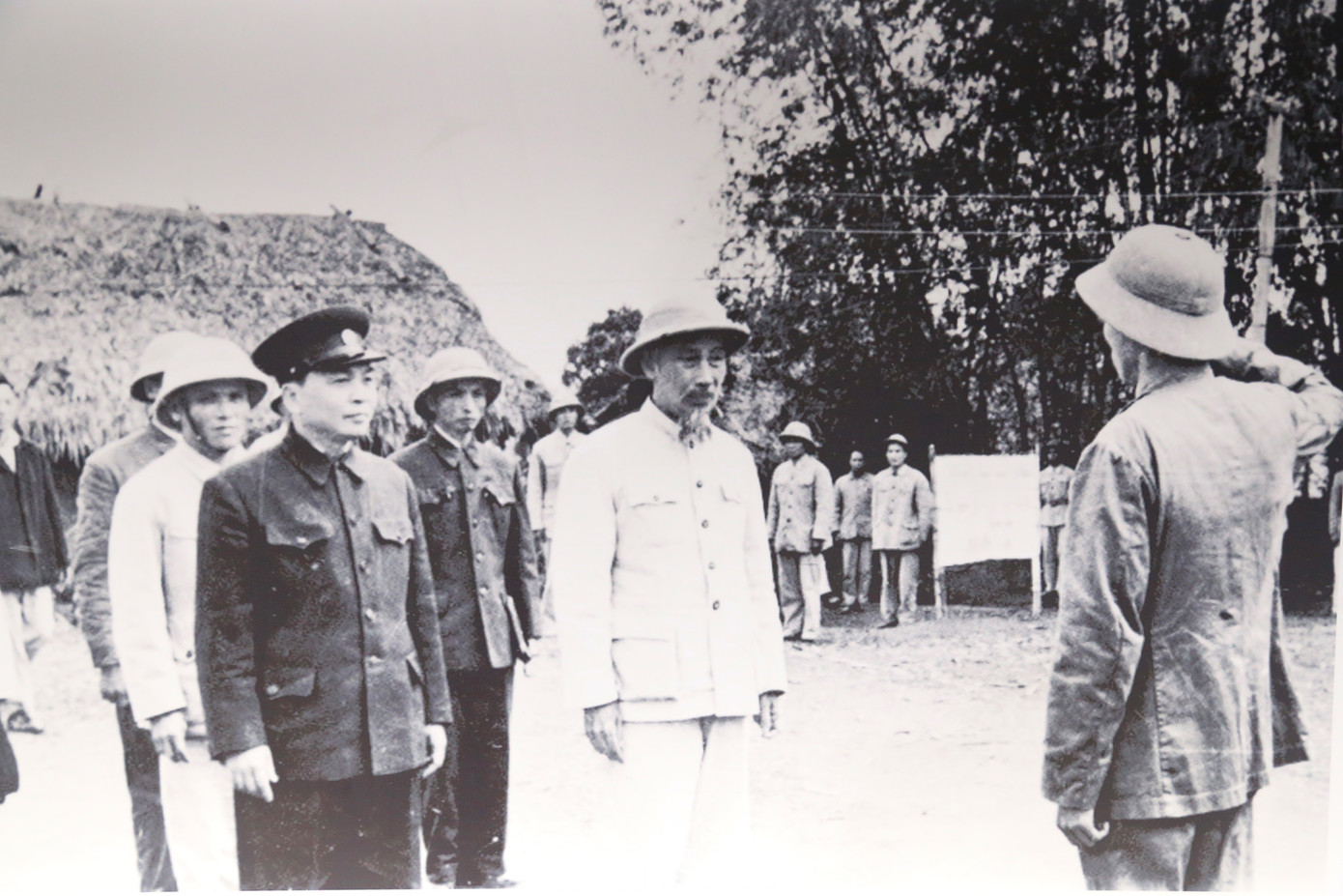 Kỷ niệm 135 năm ngày sinh Chủ tịch Hồ Chí Minh, Bộ Văn hóa, Thể thao và Du lịch phối hợp với tỉnh Nghệ An đã tổ chức triển lãm Hồ Chí Minh đẹp nhất tên Người. Đây là hoạt động có ý nghĩa chính trị, văn hóa, xã hội sâu sắc trong khuôn khổ Lễ hội Làng Sen năm 2025, nhằm tôn vinh và tri ân sâu sắc công lao, cống hiến vĩ đại của Chủ tịch Hồ Chí Minh đối với cách mạng Việt Nam, Lòng biết ơn, sự thành kính của nhân dân cả nước, bạn bè quốc tế đối với Chủ tịch Hồ Chí Minh - Anh hùng giải phóng dân tộc và nhà văn hóa kiệt xuất của Việt Nam. Với hơn 400 hình ảnh, tư liệu, hiện vật quý giá được lựa chọn đã tái hiện một cách sinh động hành trình cách mạng đầy gian nan, hy sinh nhưng cũng rực rỡ hào quang của Bác Hồ, nhà lãnh đạo kiệt xuất của cách mạng Việt Nam, biểu tượng cao đẹp của lòng yêu nước, đức hy sinh, và tình thương bao la với nhân dân.