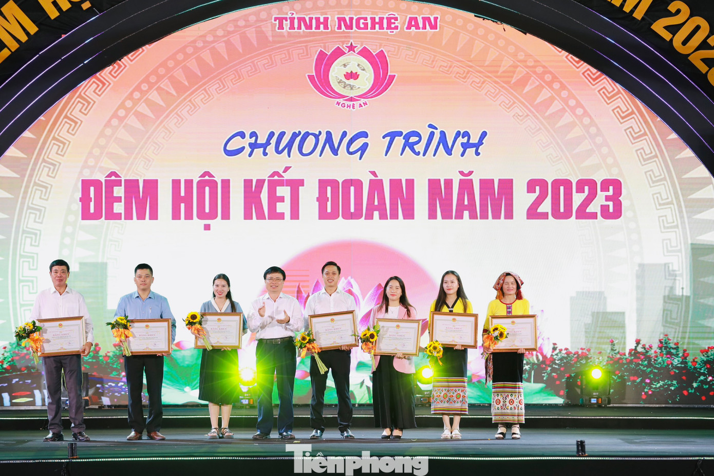 Dịp này, ban tổ chức đã trao Bằng khen của Chủ tịch UBND tỉnh Nghệ An cho 7 tập thể đã có thành tích xuất sắc trong thực hiện chương trình “Mỗi xã một sản phẩm” giai đoạn 2021-2023.