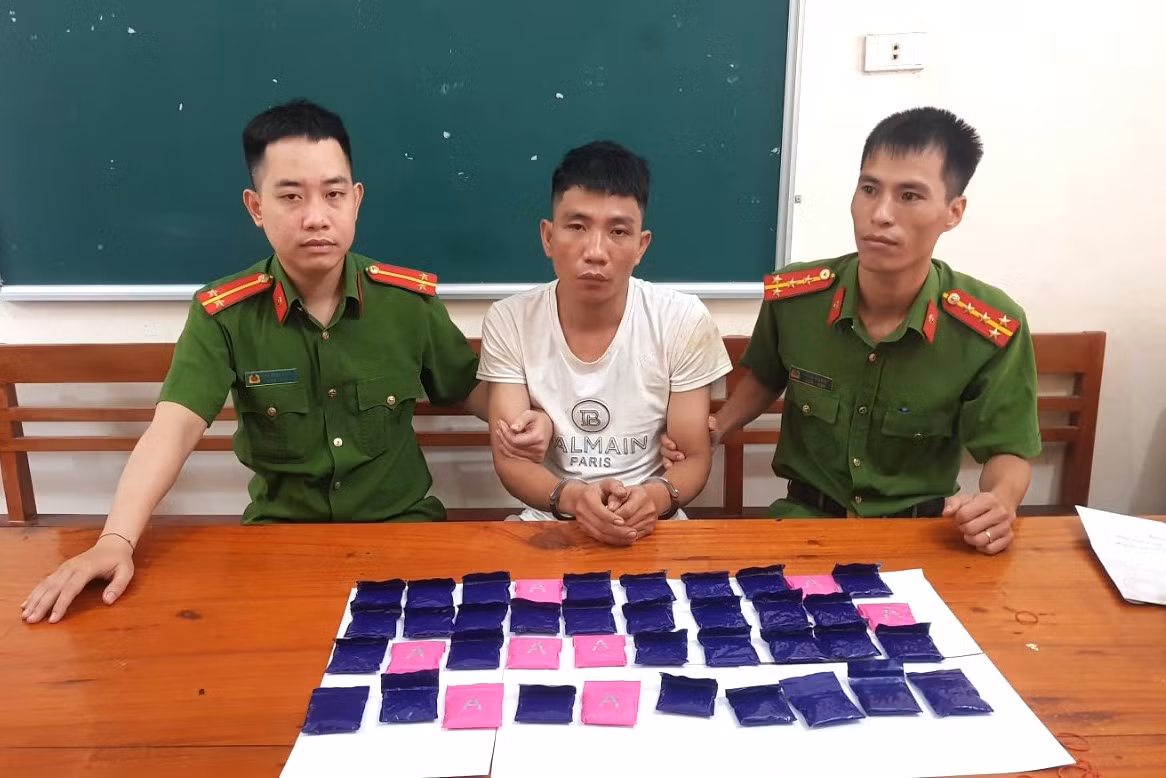 Đối tượng Ngân Văn Pịt cùng tang vật Đối tượng Ngân Văn Pịt cùng tang vật