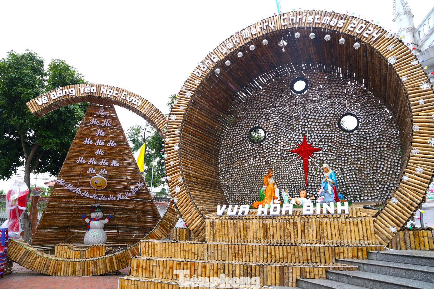 Cây tre là biểu trưng của bản lĩnh quật cường, ý chí bất khuất của con người Việt Nam. Trong ảnh là biểu tưởng sự kết nối hòa bình.