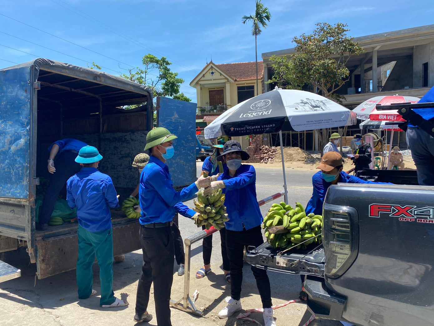 Các vật phẩm được ủng hộ cho chương trình, bao gồm các loại nông sản sạch tự sản xuất như bí xanh, bí đỏ, mướp, cà tím, lạc... và các loại trái cây như mít, chuối,...