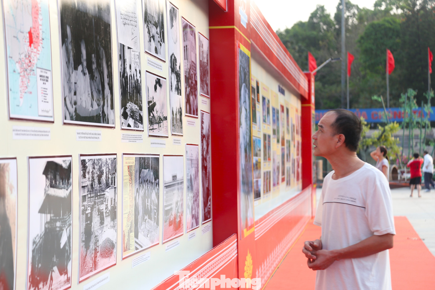 Trong kháng chiến chống Mỹ, Nghệ An - với vị trí chiến lược đặc biệt quan trọng - vừa là tiền tuyến của hậu phương miền Bắc, vừa là hậu phương trực tiếp của chiến trường miền Nam, đã trở thành là một trong những địa phương bị đế quốc Mỹ đánh phá ác liệt. Với tinh thần yêu nước, bất khuất, nhân dân Nghệ An đã kiên cường chiến đấu để bảo vệ hậu phương, giữ vững mạch máu giao thông thông suốt, chi viện sức người, sức của cho tiền tuyến, góp phần quan trọng vào thắng lợi vĩ đại của dân tộc. Trong kháng chiến chống Mỹ, Nghệ An - với vị trí chiến lược đặc biệt quan trọng - vừa là tiền tuyến của hậu phương miền Bắc, vừa là hậu phương trực tiếp của chiến trường miền Nam, đã trở thành là một trong những địa phương bị đế quốc Mỹ đánh phá ác liệt. Với tinh thần yêu nước, bất khuất, nhân dân Nghệ An đã kiên cường chiến đấu để bảo vệ hậu phương, giữ vững mạch máu giao thông thông suốt, chi viện sức người, sức của cho tiền tuyến, góp phần quan trọng vào thắng lợi vĩ đại của dân tộc.