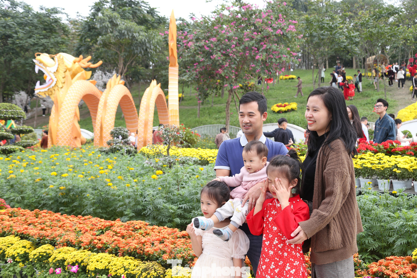 Anh Nguyễn Xuân Vinh (trú TP Vinh, Nghệ An) cho biết: “Tôi từ xa về quê ăn Tết, nghe xôn xao về linh vật rồng trên mạng xã hội nên quyết định đến chiêm ngưỡng, chụp ảnh. Phải công nhận linh vật rồng ở đây rất đẹp, thể hiện sự tôn nghiêm cũng như khát vọng phát triển, vươn lên”.