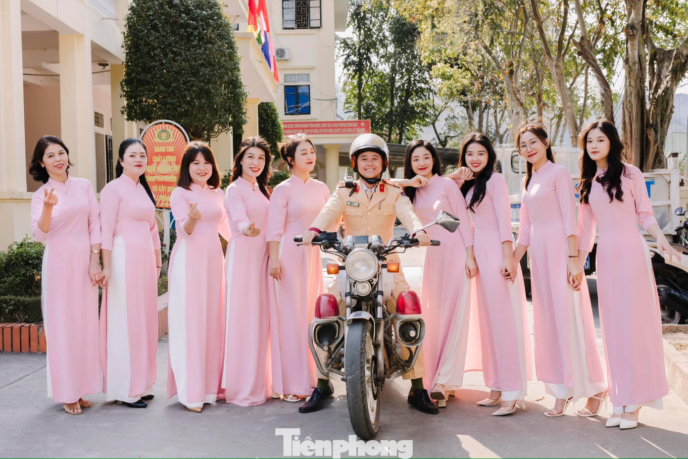 Ngày nay, dẫu có muôn vàn sự cách tân về trang phục, áo quần, váy vóc… áo dài vẫn còn nguyên giá trị truyền thống về bản sắc dân tộc, mang đậm phong cách, tâm hồn người phụ nữ Việt Nam.