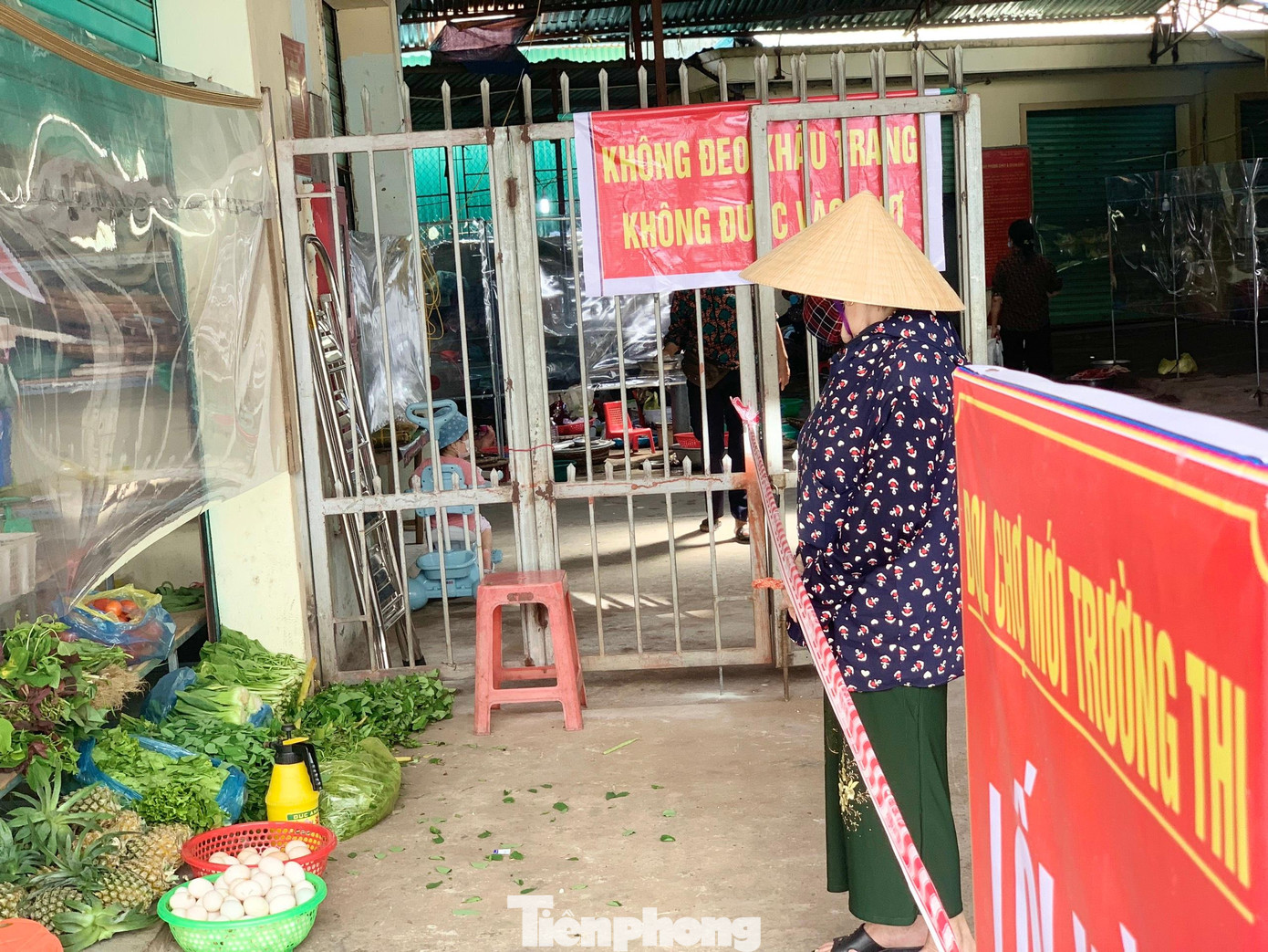 Bà Nguyễn Thị Lý (kinh doanh rau) sau lớp chắn giọt bắn chia sẻ rằng, bà rất mừng khi được đến chợ mua bán trở lại. “Nghe tin được mở bán trở lại tôi cũng rất hào hứng. Những ngày đầu bán lại, tôi không nhập hàng nhiều. Sáng nay chỉ khoảng 50% tiểu thương ở chợ mở bán, lượng người mua còn ít”, bà Lý nói.