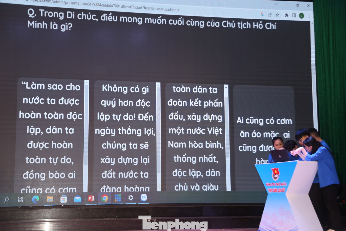 Với phần thi theo dòng lịch sử: Các đội sẽ thi bằng hình thức trả lời các câu hỏi trên ứng dụng Quizz. Ban Tổ chức chuẩn bị 20 câu hỏi, mỗi đội thi sử dụng chung máy tính, 1 tài khoản Quizz để tham gia trả lời. Các đội thi có thời gian 10 phút để cùng tham gia phần thi này. Với phần thi theo dòng lịch sử: Các đội sẽ thi bằng hình thức trả lời các câu hỏi trên ứng dụng Quizz. Ban Tổ chức chuẩn bị 20 câu hỏi, mỗi đội thi sử dụng chung máy tính, 1 tài khoản Quizz để tham gia trả lời. Các đội thi có thời gian 10 phút để cùng tham gia phần thi này.