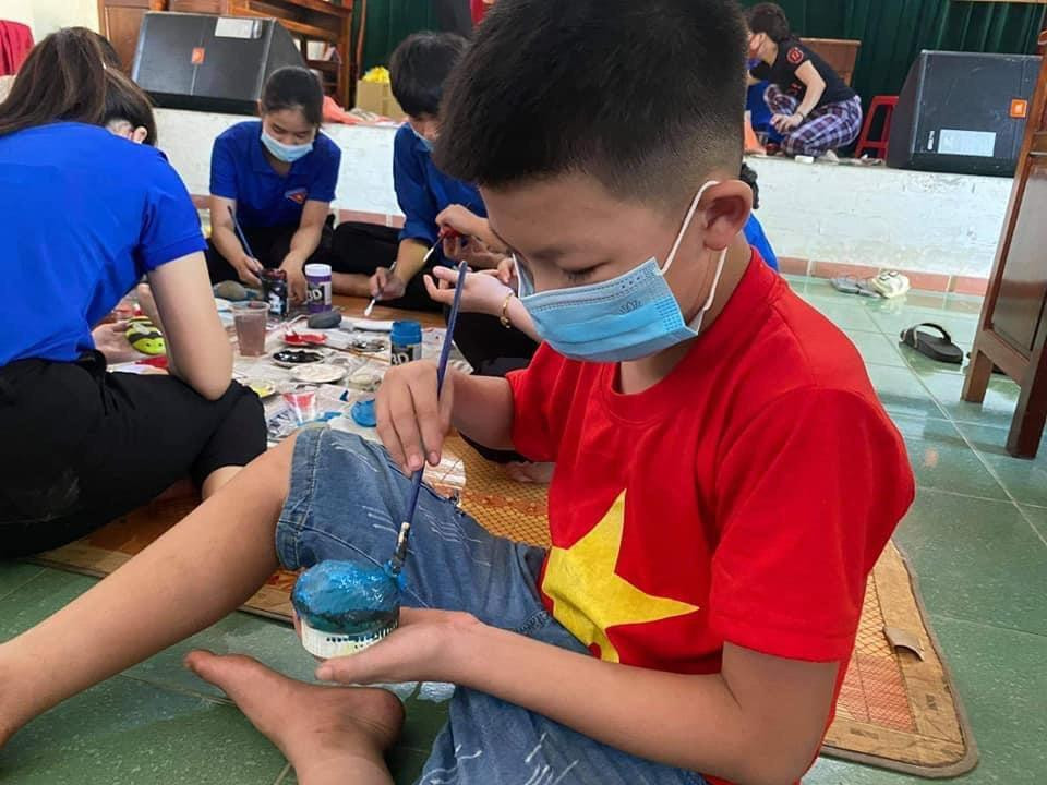 Tham gia hành trình này, ngoài sự tham gia của lực lượng thanh niên còn có các giáo viên, các bạn học sinh trên địa bàn. Đây đều là những người đam mê và có năng khiếu hội họa.