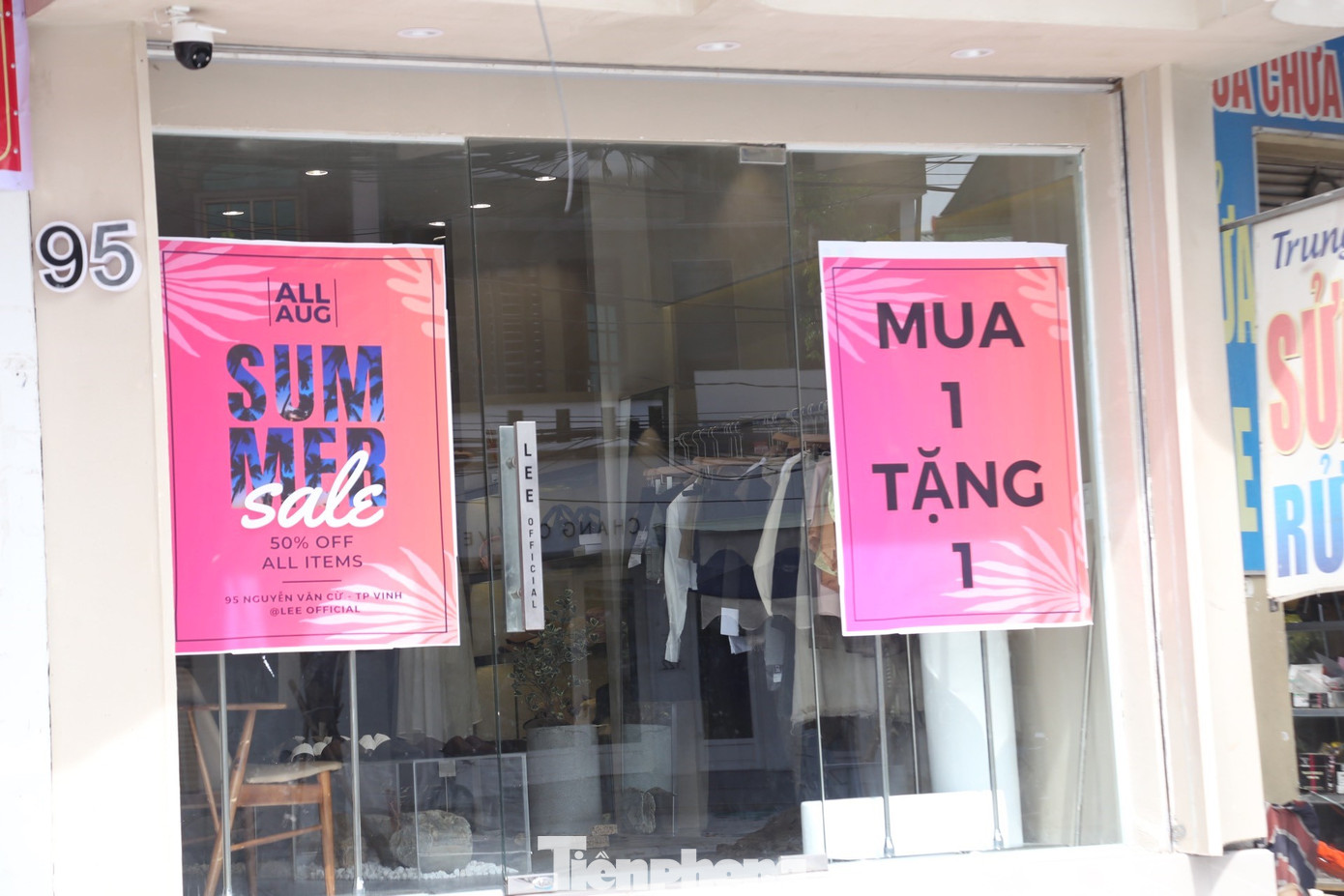 Các chính sách ưu đãi như 'mua 1 tặng 1', sale 50%, 70%,... nhưng tại các cửa hàng khá ảm đạm, người mua thưa thớt.