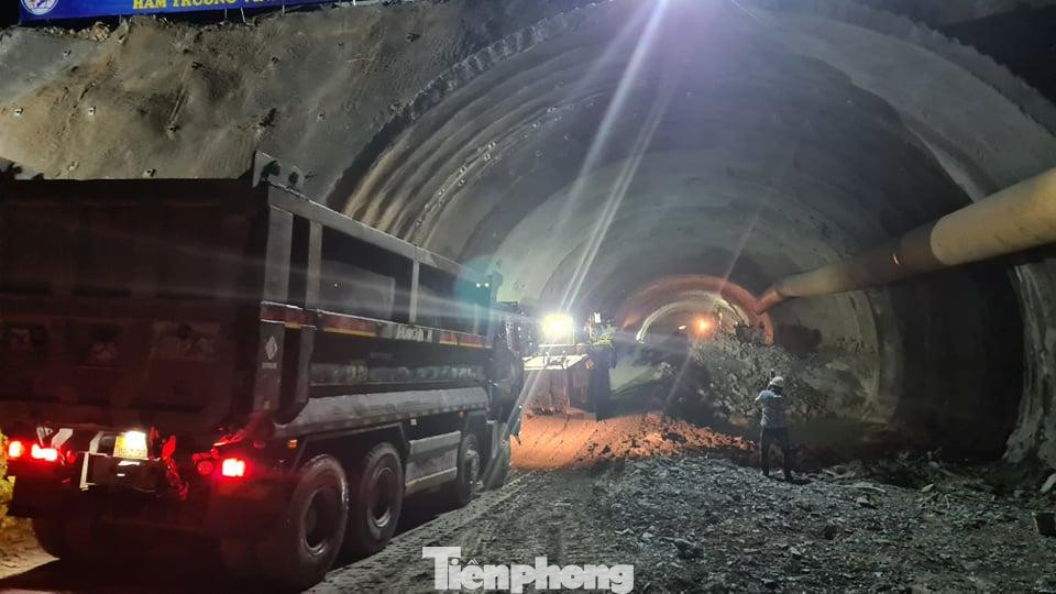 Hầm Trường Vinh, nối thị xã Nghi Sơn (Thanh Hóa) và thị xã Hoàng Mai (Nghệ An) dài 450m, là một trong những hạng mục dự án hầm quan trọng trên tuyến cao tốc Bắc - Nam. Dự kiến dịp lễ 30/4 sẽ thông ống hầm nhánh trái và hoàn thành cả 2 ống hầm vào giữa tháng 5/2022.