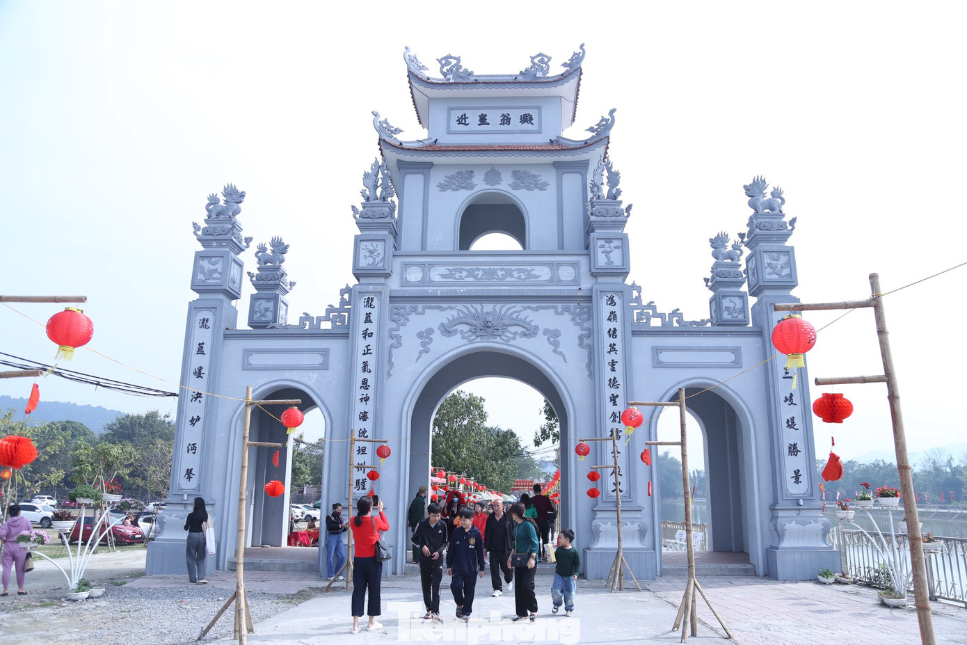 Đền ông Hoàng Mười tọa lạc tại xã Hưng Thịnh, huyện Hưng Nguyên (Nghệ An), là một trong những ngôi đền linh thiêng bậc nhất xứ Nghệ. Theo sử sách, đền được xây dựng năm 1634, thời Hậu Lê và được duy tu năm 1995. Tại đền còn lưu giữ 21 đạo sắc phong, hệ thống tượng pháp có giá trị lịch sử. Qua hàng trăm năm hình thành, đền ông Hoàng Mười trở thành trung tâm tín ngưỡng, tâm linh.