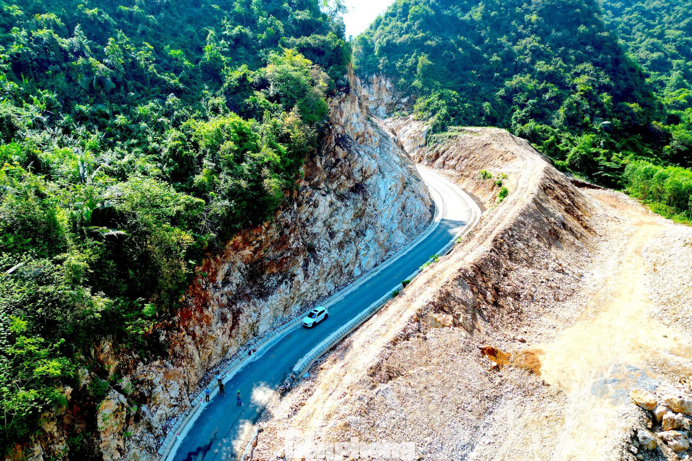 Bà Nguyễn Thị Khuyên, Chủ tịch UBND xã Tân Hợp, huyện Tân Kỳ cho hay: “Trước đây, để di chuyển sang khu vực bên kia núi, người dân phải mất nhiều giờ trên những cung đường vòng vèo, khó đi. Giờ đây khi có tuyến đường mới, việc đi lại trở nên nhanh chóng và thuận tiện hơn. Điều này không chỉ hỗ trợ lao động, sản xuất mà còn thúc đẩy giao thương giữa hai huyện. Tuy nhiên, một công trình giao thông dù có ý nghĩa kinh tế - xã hội, nếu tiềm ẩn nguy cơ tai nạn, vẫn là mối lo thường trực đối với người dân di chuyển qua đây”.