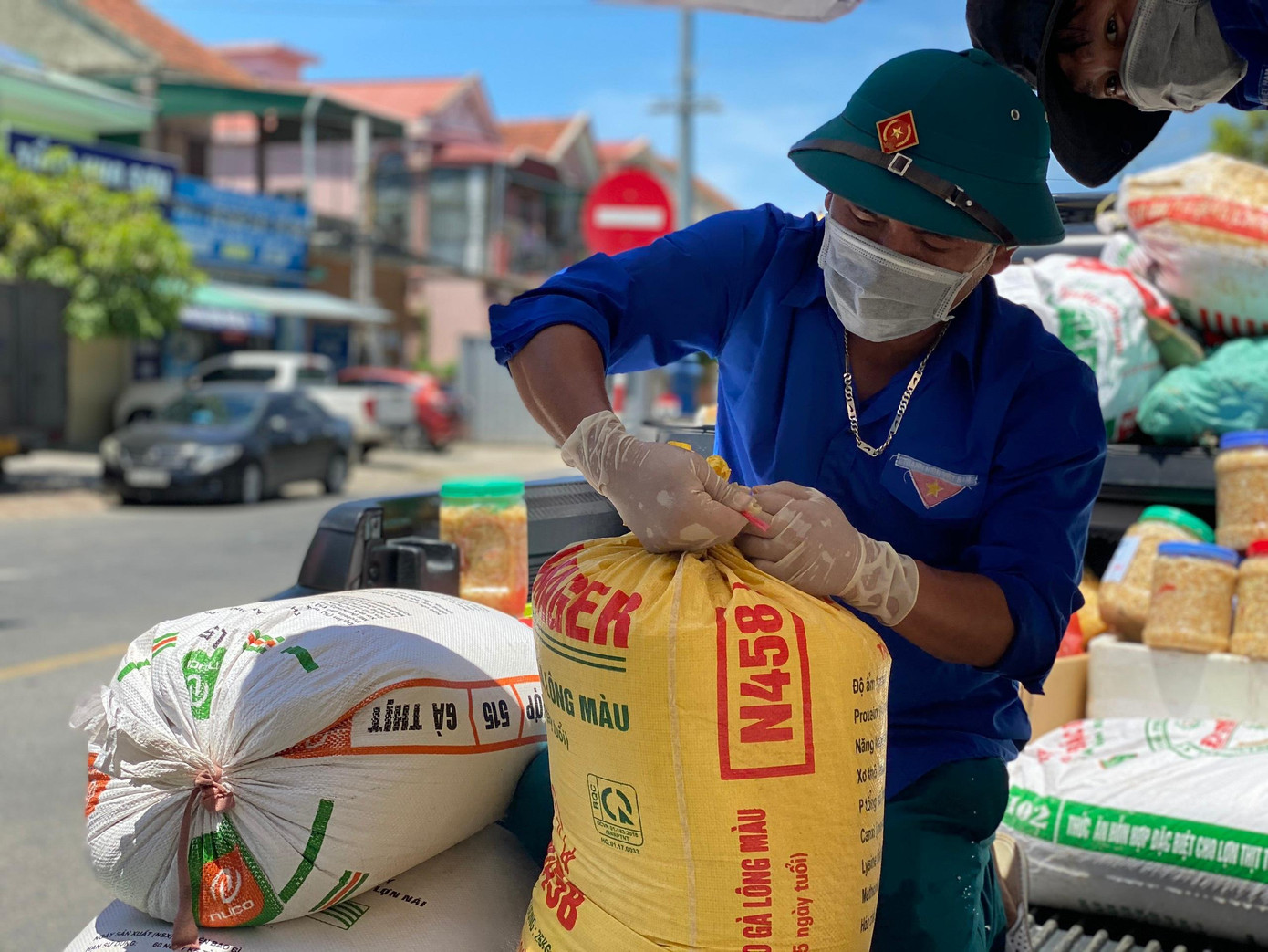 Các &quot;áo xanh&quot; tình nguyện hăng hái làm việc dưới cái nắng đổ lửa.