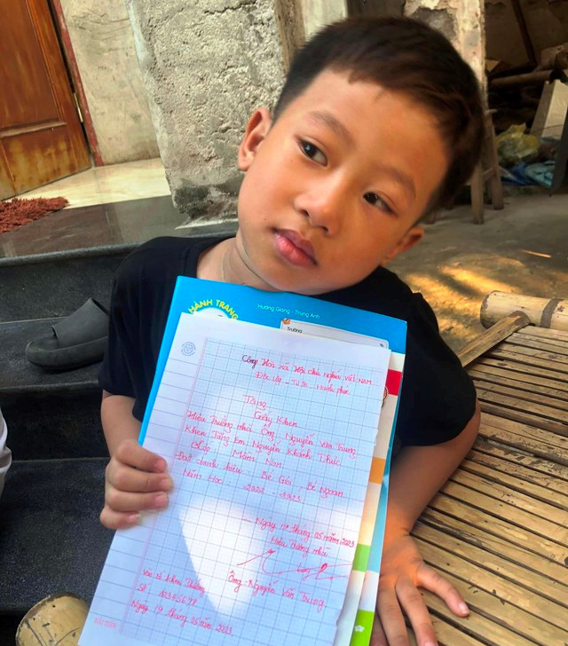 Sau khi nhận giấy khen 'nhà làm', cậu con trai đã vui trở lại Sau khi nhận giấy khen 'nhà làm', cậu con trai đã vui trở lại