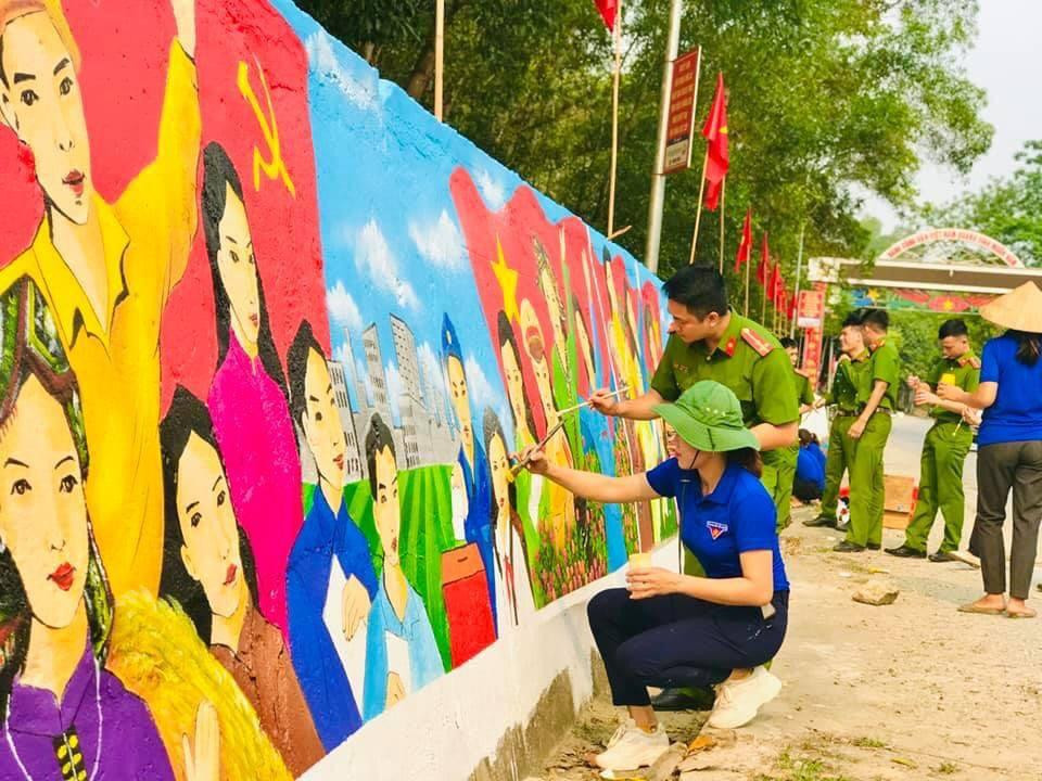 Với tổng chiều dài gần 100m, dãy tường này được xây dựng để che chắn đất đá từ trên núi đổ xuống đường. Sau nhiều năm, dãy tường đã cũ kỹ, mốc meo. Trước thực trạng đó, đoàn thanh niên thị trấn Thạch Giám và Công an huyện Tương Dương đã vận động các bạn đoàn viên thanh niên có năng khiếu hội họa tham gia vẽ tranh.