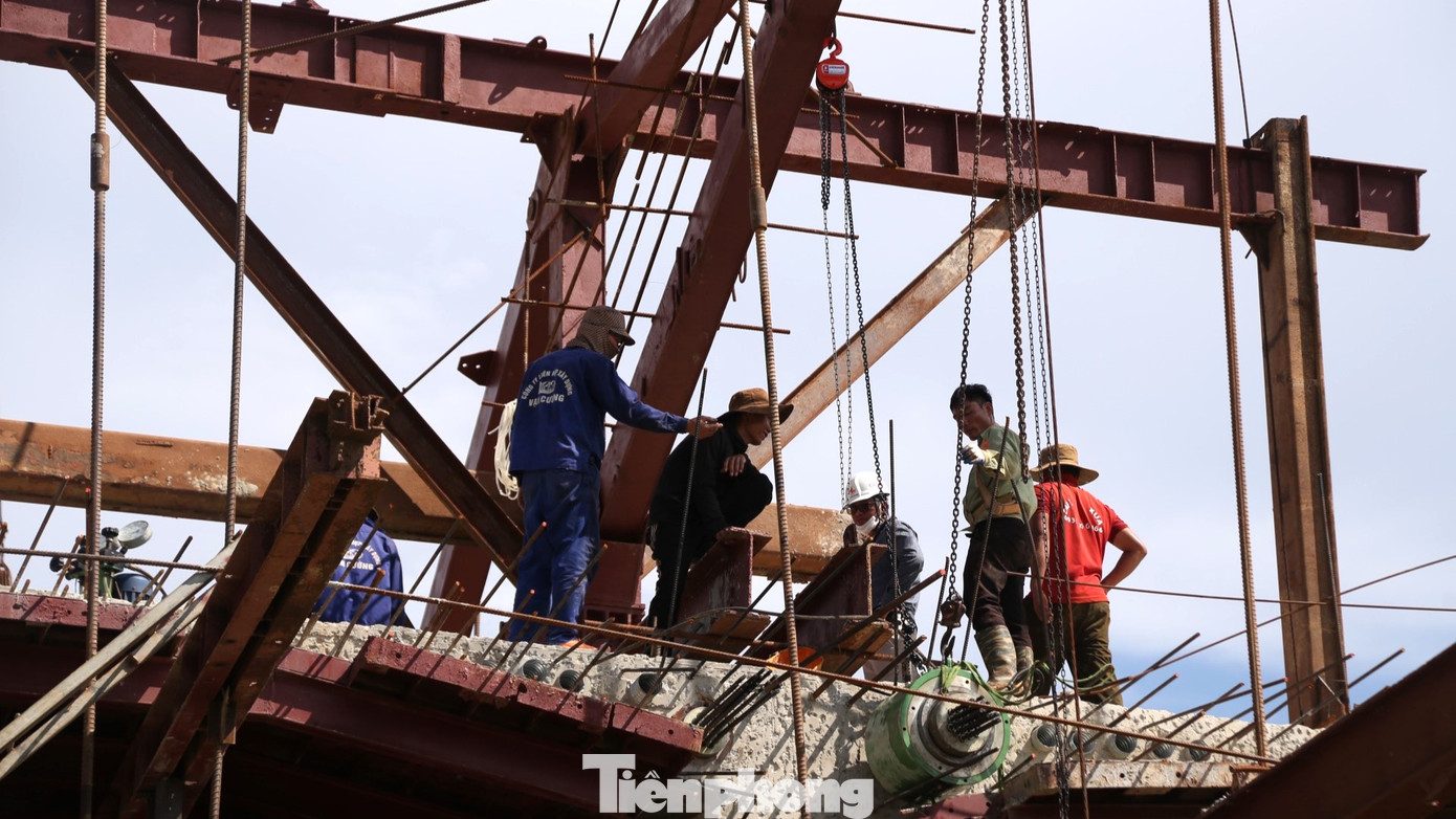 Công nhân thi công trên công trường đoạn cầu Hưng Đức trong nắng gần 40 độ C.