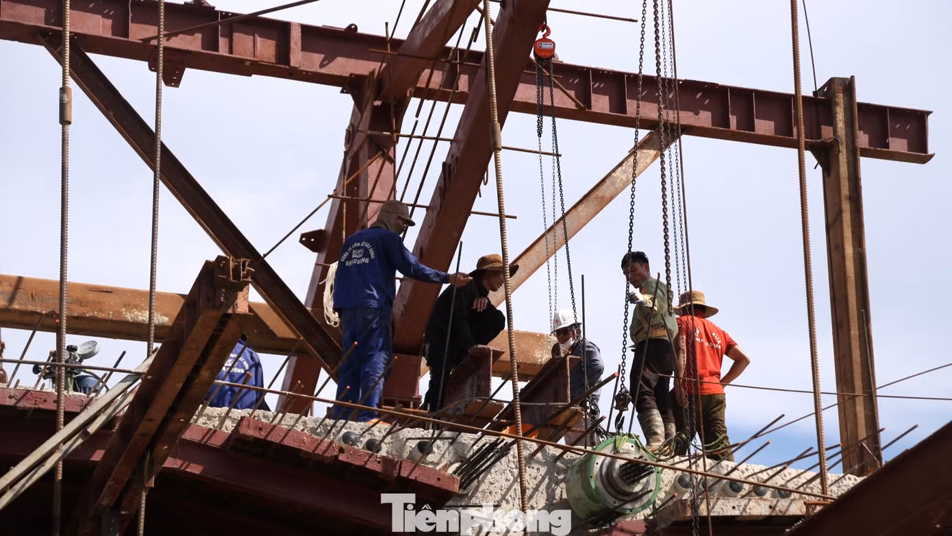 Công nhân thi công trên công trường đoạn cầu Hưng Đức trong nắng gần 40 độ C.