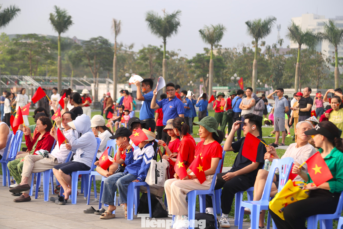 Thời tiết nắng nóng nhưng rất đông người dân có mặt tại Quảng trường Hồ Chí Minh háo hức chờ đón chương trình lễ diễu binh, diễu hành.