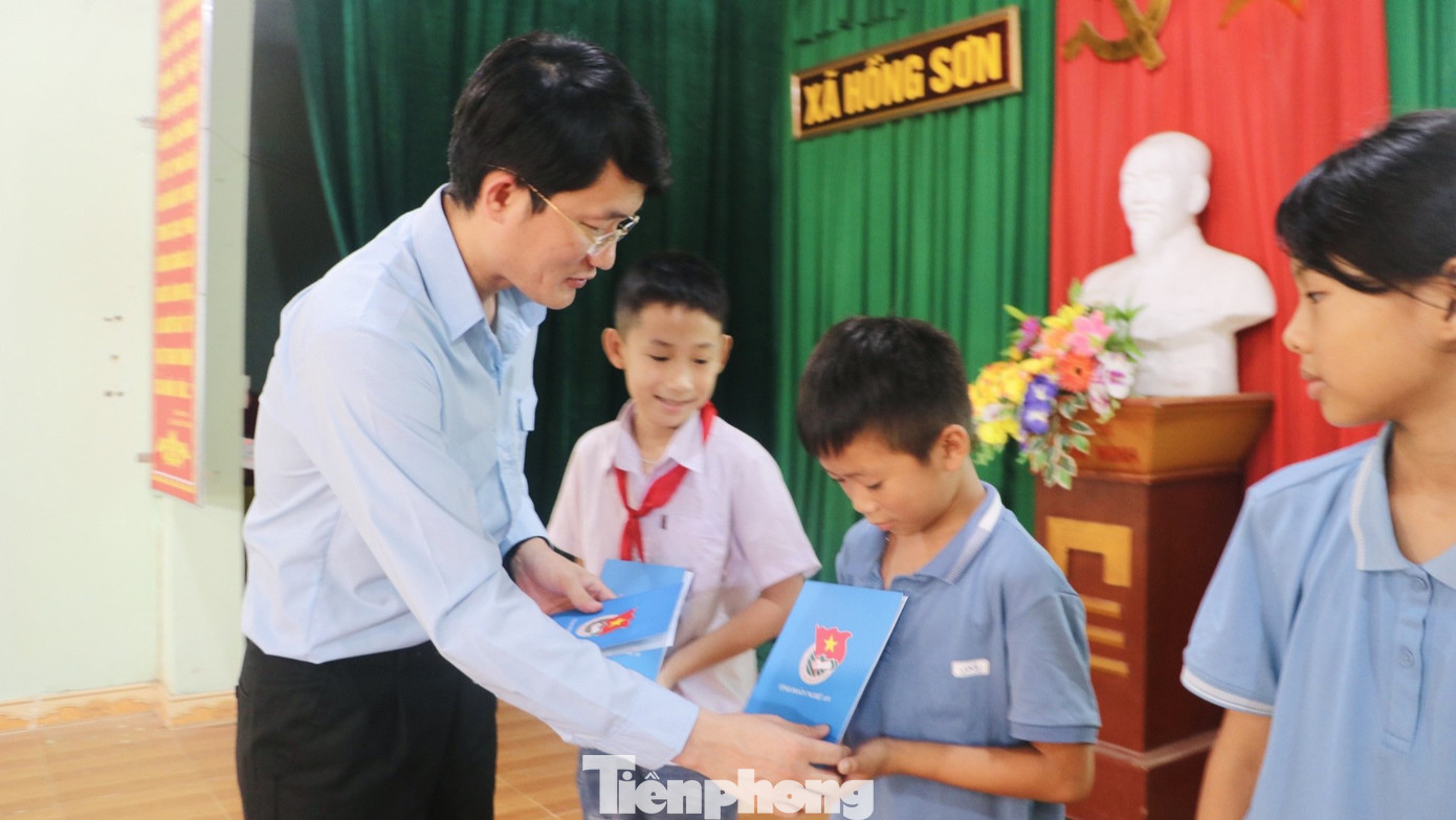 Anh Trần Linh - Phó Bí thư Tỉnh đoàn, Chủ tịch Hội Sinh viên, Chủ tịch Hội đồng Đội tỉnh Nghệ An tặng quà cho các em nhỏ khó khăn, vươn lên học giỏi. Anh Trần Linh - Phó Bí thư Tỉnh đoàn, Chủ tịch Hội Sinh viên, Chủ tịch Hội đồng Đội tỉnh Nghệ An tặng quà cho các em nhỏ khó khăn, vươn lên học giỏi.