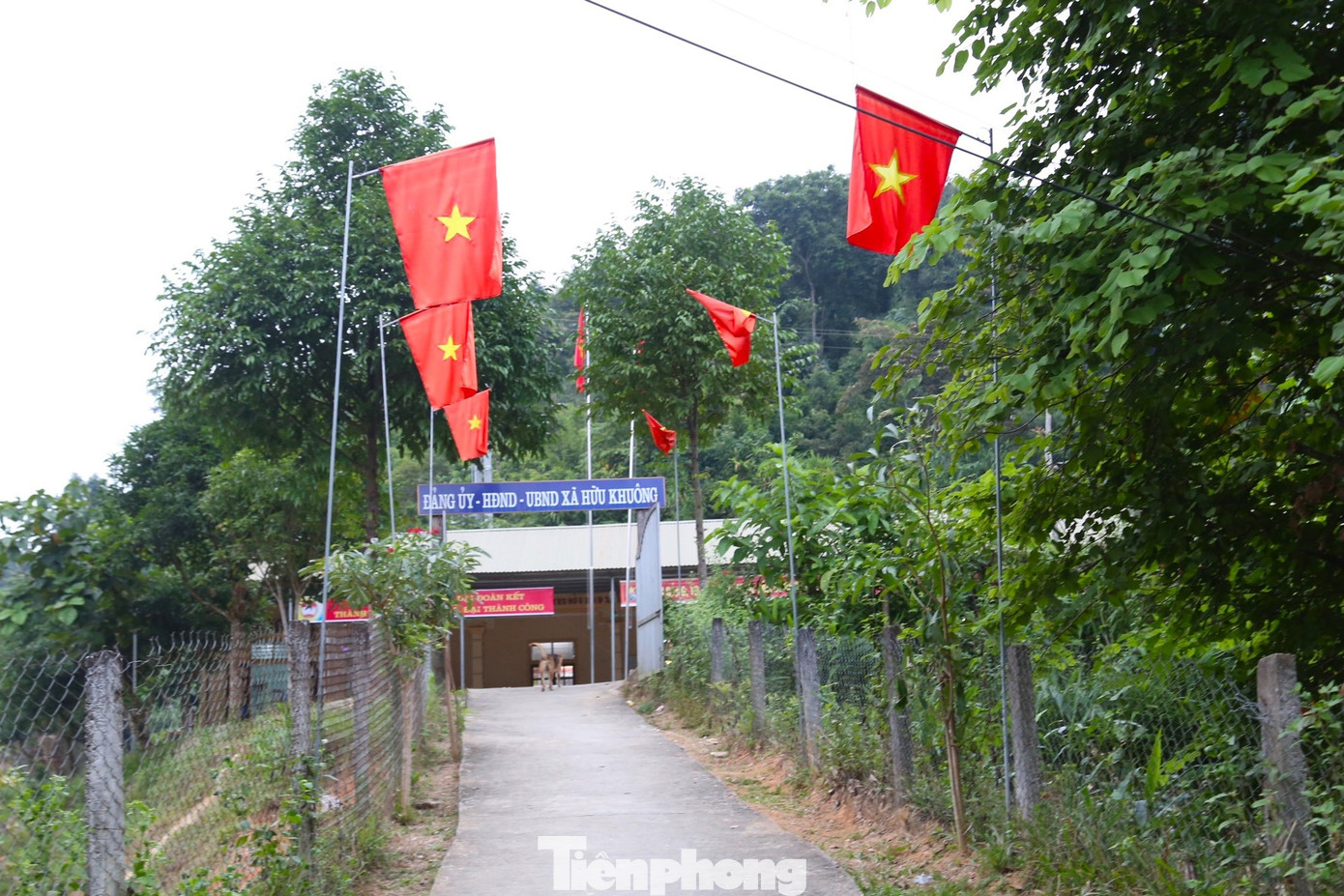 Cờ Tổ quốc chào mừng ngày Giải phóng miền Nam thống nhất đất nước, ngày Quốc tế Lao động 1/5 trước trụ sở UBND xã Hữu Khuông, huyện miền núi Tương Dương.