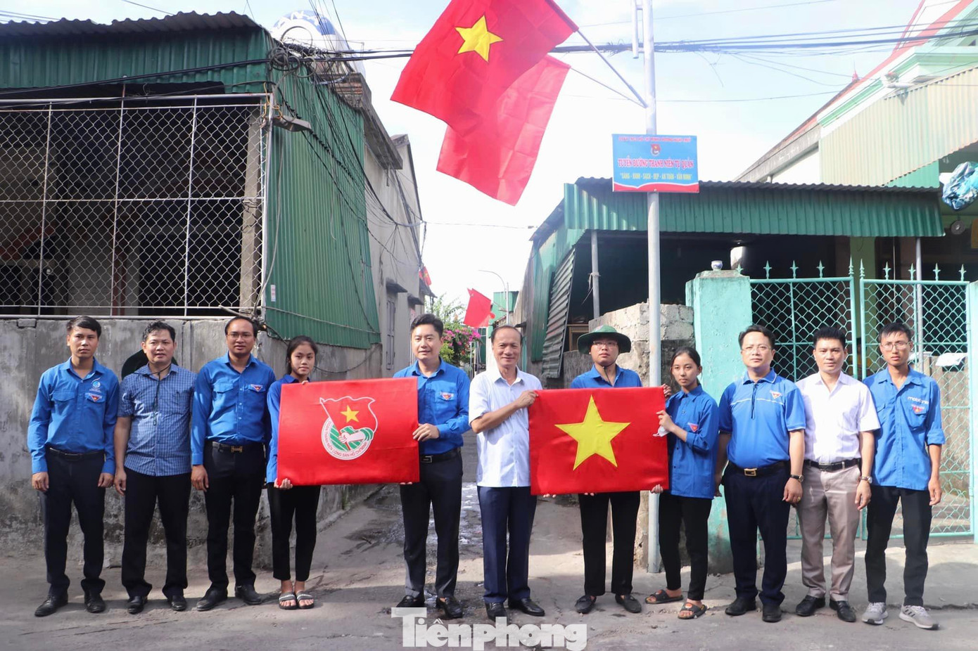 Trao tặng cờ Tổ quốc