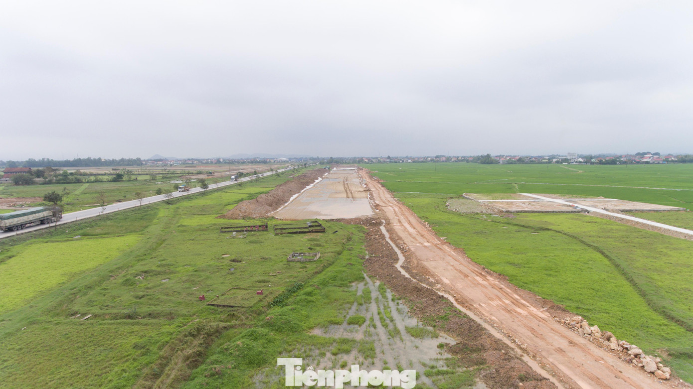 Ghi nhận của PV ngày 24/3, đoạn dự án thành phần cao tốc Bắc - Nam đi qua xã Hưng Tây, huyện Hưng Nguyên, Nghệ An rất vắng vẻ, ảm đạm. Thời tiết không mưa, khô ráo tuy nhiên công trường không có công nhân làm việc.