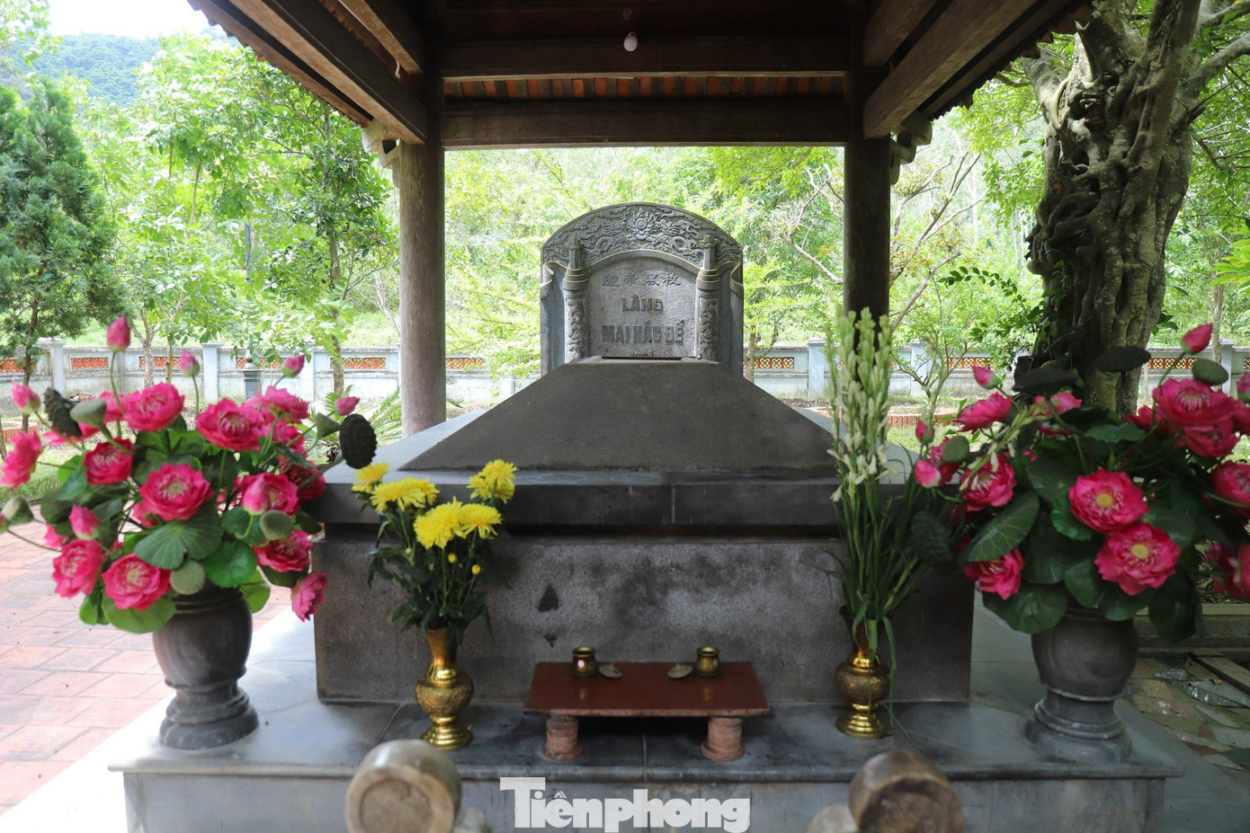 Phía sau tòa thượng điện là mộ vua Mai, nằm giữa vườn cây xanh tươi.