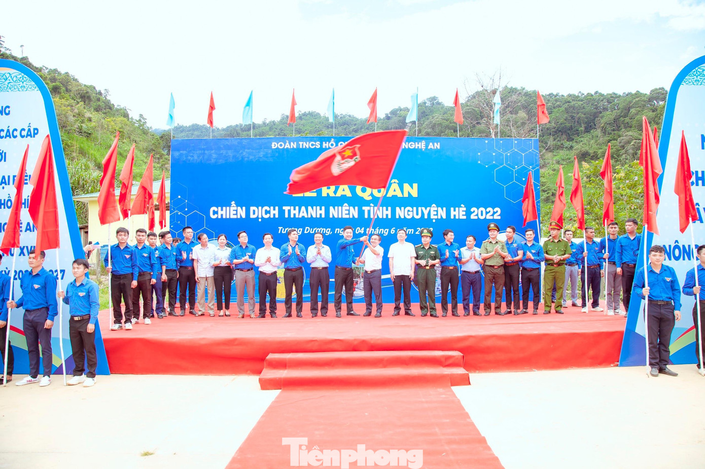 Nghi thức trao cờ phát động chiến dịch hè.