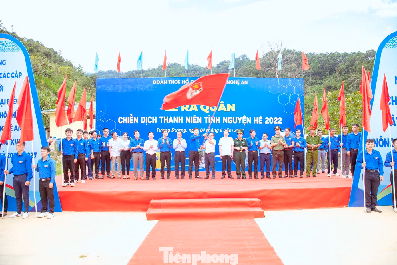 Nghi thức trao cờ phát động chiến dịch hè.