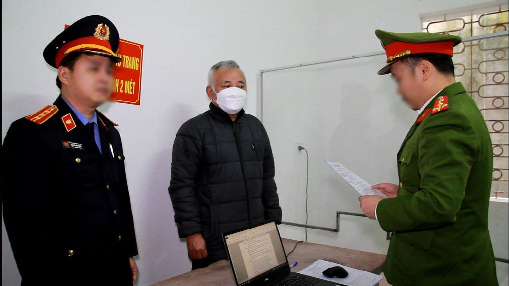 Cơ quan chức năng tiến hành tống đạt quyết định khởi tố, bắt tạm giam đối với bị can Phan Văn Nhâm về hành vi “nhận hối lộ” Cơ quan chức năng tiến hành tống đạt quyết định khởi tố, bắt tạm giam đối với bị can Phan Văn Nhâm về hành vi “nhận hối lộ”