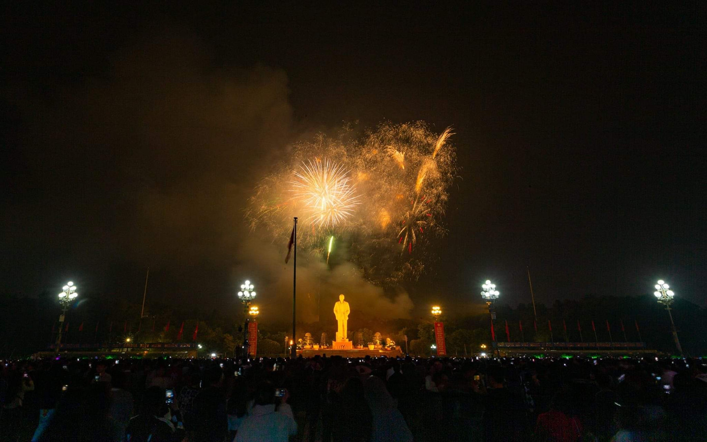 Đúng 00h ngày 10/2, tại Quảng trường Hồ Chí Minh, TP Vinh, Nghệ An, hàng nghìn người dân chứng kiến màn bắn pháo hoa chào mừng năm mới. Đúng 00h ngày 10/2, tại Quảng trường Hồ Chí Minh, TP Vinh, Nghệ An, hàng nghìn người dân chứng kiến màn bắn pháo hoa chào mừng năm mới.