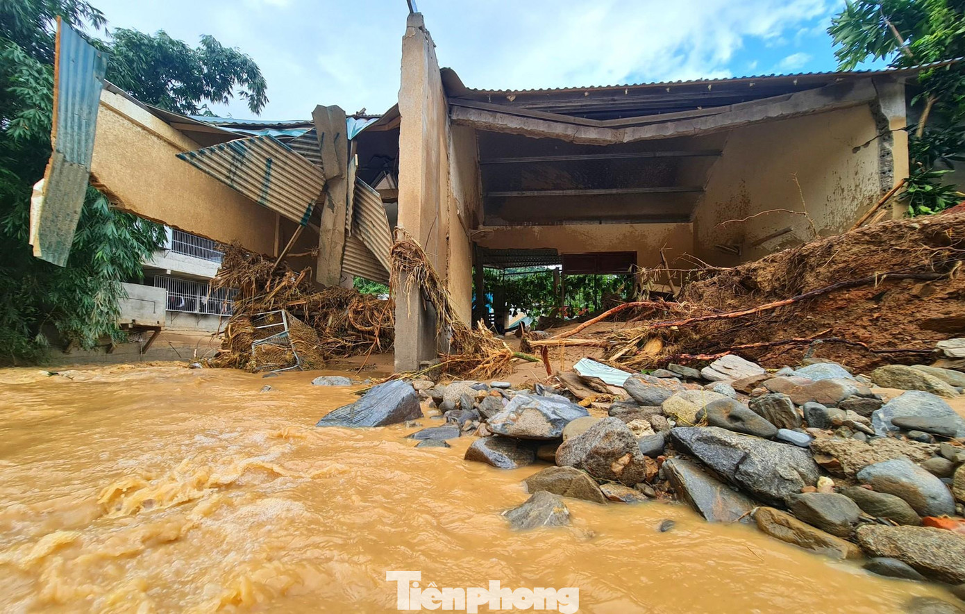 Ngôi nhà của cô Vân bị lũ đánh tan hoang chỉ còn lại cỏ cây, đất đá