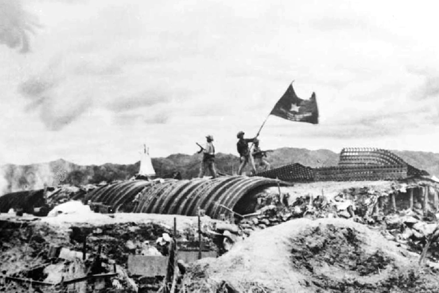 Lá cờ quyết chiến quyết thắng tung bay trên nóc hầm Đờ Cát. (Ảnh tư liệu). Lá cờ quyết chiến quyết thắng tung bay trên nóc hầm Đờ Cát. (Ảnh tư liệu).